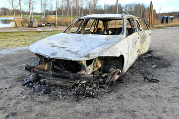 car totaly burnt up standing in rural site