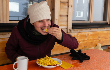 Pommes Frites essen im Skigebiet