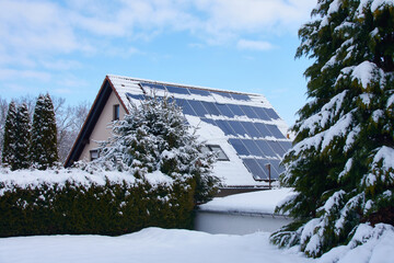 Mit Schnee bedeckte Solaranlage im Winter