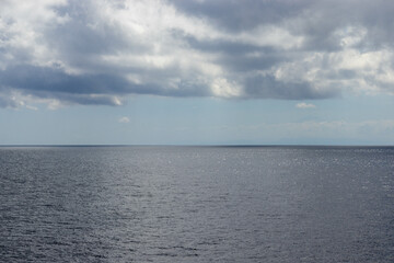 Obraz premium A vast expanse of ocean under a clear sky