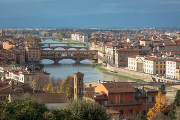 Fototapeta na wymiar Firenze. Panorama della città con Ponte Vecchio sul fiume Arno