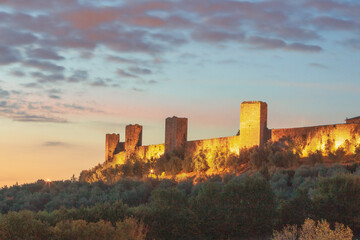 Fototapeta premium Monteriggioni, Siena. borgo medievale completamente circondato da una cerchia muraria circolare.