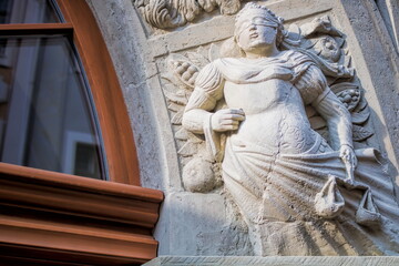 görlitz, deutschland - figur der justitia an einem haustor in der altstadt