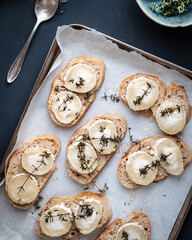Ofenblech mit Baguette, Ziegenkäse, Honig und Thymian
