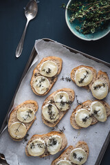 Ofenblech mit Baguette, Ziegenkäse, Honig und Thymian