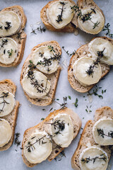 Ofenblech mit Baguette, Ziegenkäse, Honig und Thymian