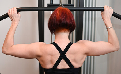 palestra donna muscoli muscoloso 