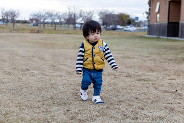 Fototapeta premium 公園で遊ぶ男の子