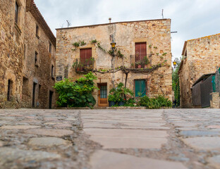 Fototapeta na wymiar Through the streets of the beautiful Catalan village of Pals in the Emporda area