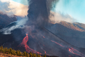 Cumbre Vieja / La Palma (Canary Islands) 2021/10/25 Detail of a new lava flow after the collapse of...