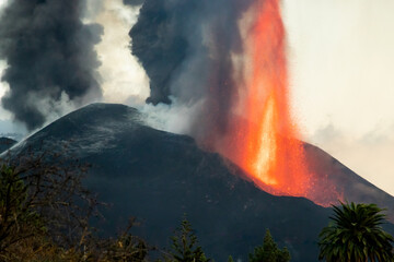 Cumbre Vieja / La Palma (Canary Islands) 2021/10/26 The main cone with the main lava vent of the...