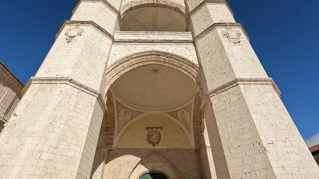 Torre y fachada de la iglesia de San Benito en la ciudad espa&ntilde;ola de Valladolid