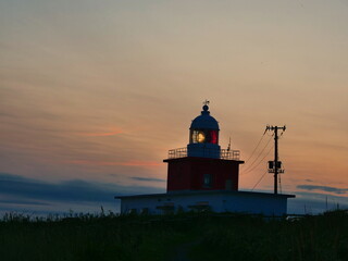 夕暮れの空と点灯している霧多布岬灯台