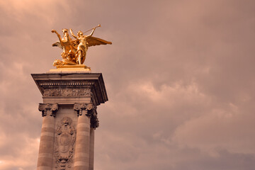 Colonne du pont Alexandre III à Paris, France