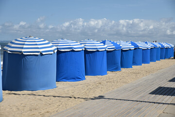 Tentes de plage à Blonville-sur-Mer en Normandie, France