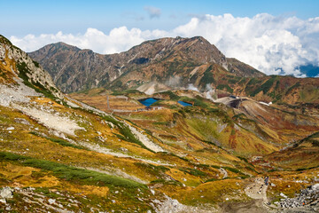 紅葉に色付く立山室堂の立山三山からの眺望