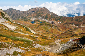 紅葉に色付く立山室堂の立山三山からの眺望