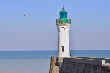 Droit face à l'océan sous le ciel bleu, Le phare de Saint-Valery-en-Caux (76460), département de Seine-Maritime en région Normandie, France