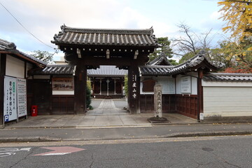 The entrance to the precincts of Rozan-ji Temple in Kyoto City in Japan 日本の京都市にある蘆山寺境内の入り口