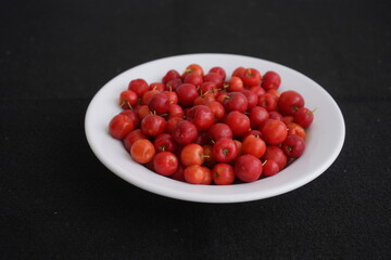 Malpighia glabra is a tropical fruit of the Malpighiaceae family. Acerola are among those with the highest levels of vitamin C; 100 g fresh juice contains up to approx. 1000-1500 mg of the vitamin. 