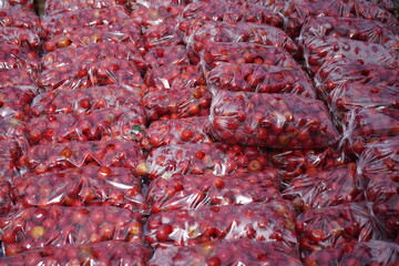 Malpighia glabra is a tropical fruit of the Malpighiaceae family. Acerola are among those with the highest levels of vitamin C; 100 g fresh juice contains up to approx. 1000-1500 mg of the vitamin. 