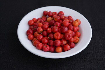 Malpighia glabra is a tropical fruit of the Malpighiaceae family. Acerola are among those with the highest levels of vitamin C; 100 g fresh juice contains up to approx. 1000-1500 mg of the vitamin. 