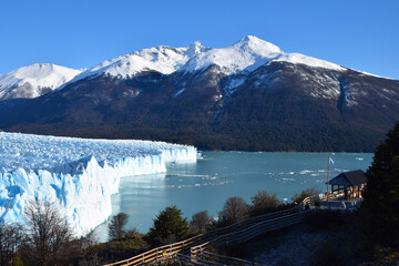 Obraz premium Perito Moreno glacier in a beautiful sunny day, showing blue ice in contrast with white snow, Argentina