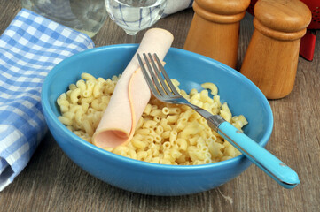 Pâtes et tranche de jambon servies dans une assiette
