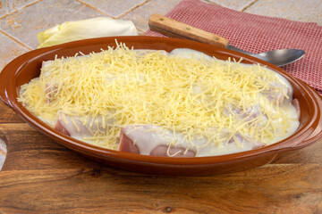 plat d'endives au jambon sur une table