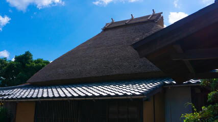 日本の古民家と青空