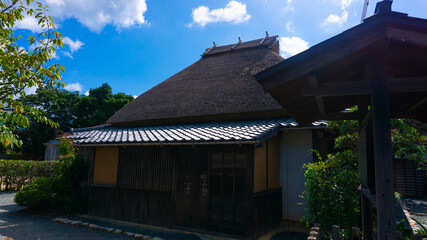 Fototapeta na wymiar 日本の古民家と青空