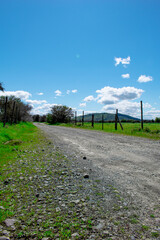 Paisaje del campo con camino rocoso, cielo azulado sur de chile