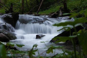 Kleiner Wasserfall in der Steiermark mit weichgezeichnetem Wasser	