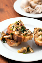 Deliziose bruschette vegetariane con funghi, peperoncino, prezzemolo e olio di oliva