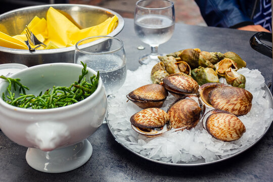 European bittersweet or dog cockles with samphire and sparkling water