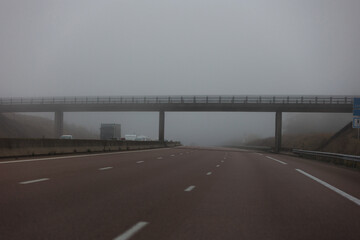 Fototapeta na wymiar Autobahn im Nebel