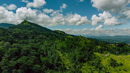 Piękny krajobraz zielonych gór z lotu ptaka. © insomniafoto