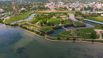 Miasto Jaffna, wybrzeże z lotu ptaka, ujęcie na postkolonialny fort. © insomniafoto