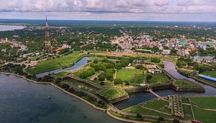 Miasto Jaffna, wybrzeże z lotu ptaka, ujęcie na postkolonialny fort.