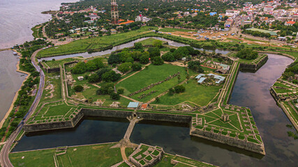 Miasto Jaffna, wybrzeże z lotu ptaka, ujęcie na postkolonialny fort. © insomniafoto
