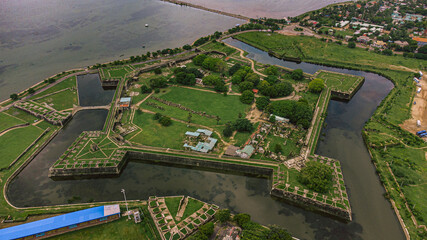 Miasto Jaffna, wybrzeże z lotu ptaka, ujęcie na postkolonialny fort.