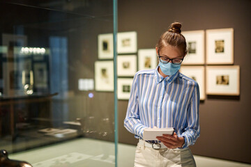 women in the museum looks at art exhibitions.