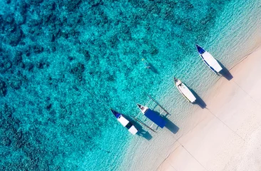Foto auf Acrylglas Luftaufnahme Strand Boot in Strandnähe. Hintergrund des blauen Wassers von der Draufsicht. Sommermeerblick aus der Luft. Luftlandschaft. Reisebild