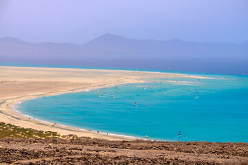 Luftaufnahme des Strandes von Sotavento mit Segelbooten während der Weltmeisterschaft auf der Kanareninsel Fuerteventura.