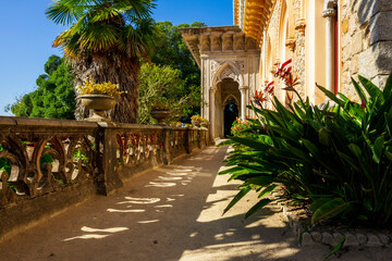 Piękny, bogato rzeźbiony Pałac Monserrate w Sintra. Boczna strona Pałacu. - obrazy, fototapety, plakaty