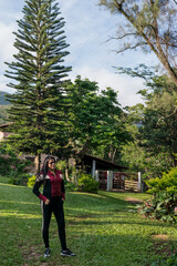 Fototapeta na wymiar Mulher passeando pelo campo em meio a muitas árvores frutíferas e uma linda paissagem em volta 