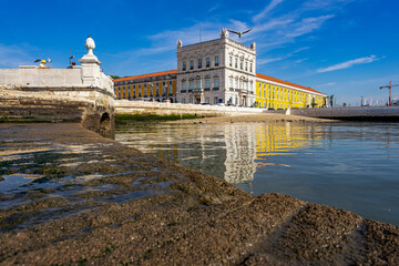 Lizbona, widok z nabrzeża kolumn na stare miasto. 