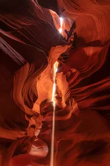 Foto op Canvas Een verticaal schot van de magische Antelope Canyon, Arizona, Verenigde Staten van Amerika. Een waterval van licht verwarmt de kloof en laat de zandstenen kliffen gloeien. © emotionpicture