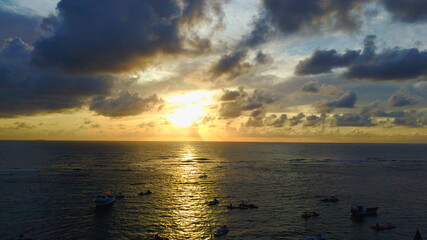 Entardecer no litoral, com belas nuvens