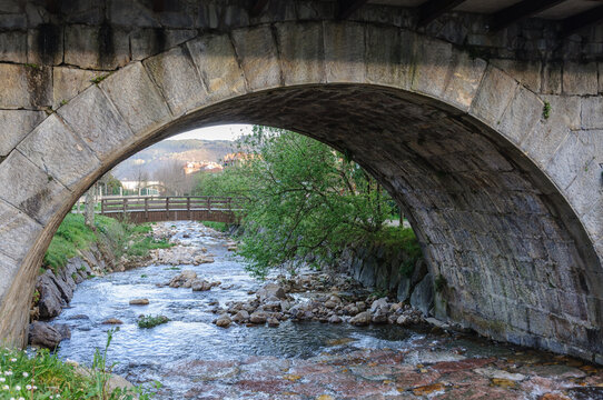 Puente visto a través de otro puente © Victor